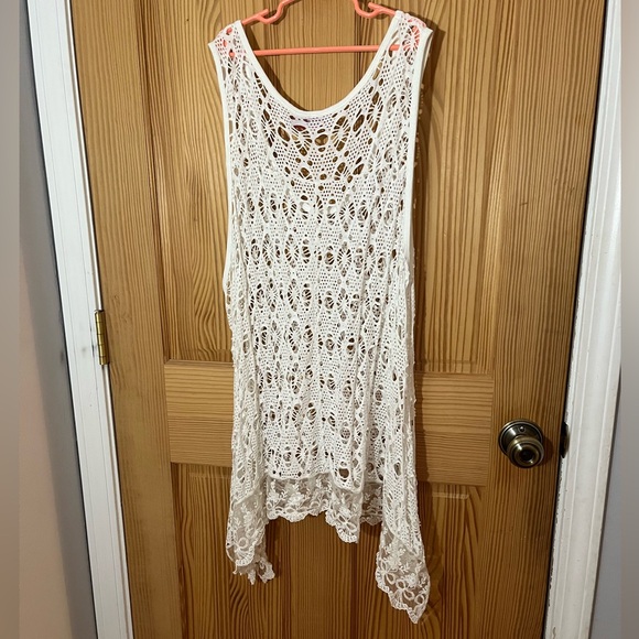 White Crochet Sleeveless Top by Seduzione - Picture 15 of 16